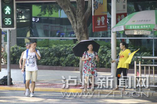 絕大多數(shù)市民都做到了自覺禮讓斑馬線，不橫穿馬路，不翻越欄桿，做到車讓人、人讓車2.JPG