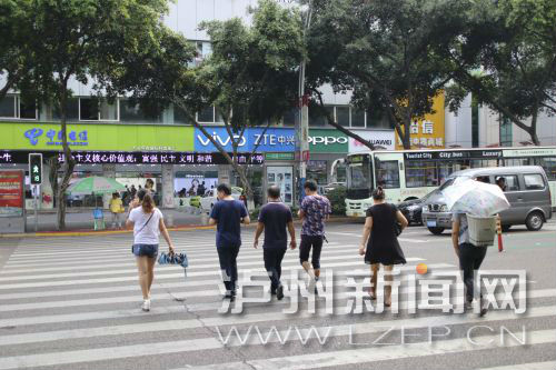 絕大多數(shù)市民都做到了自覺禮讓斑馬線，不橫穿馬路，不翻越欄桿，做到車讓人、人讓車