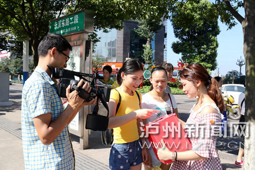 市民踴躍參與街頭答題。 王元明 攝